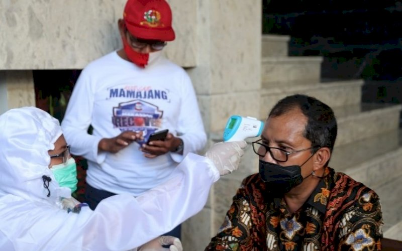PEMERIKSAAN. Tim Detektor memeriksa kesehatan Wali Kota Makassar, Moh Ramdhan Pomanto, Sabtu (10/7/2021). foto: istimewa