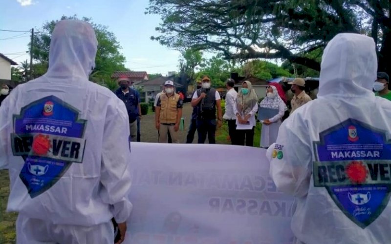 APEL. Lurah Tallo, Andi Muhammad Adri, memimpin Apel Kesiapan dan Pelepasan Tim Detektor dan Tenaga Kesehatan Makassar Recover di Halaman Kompleks Makam Raja-raja Tallo, Sabtu (10/7/2021). foto: istimewa