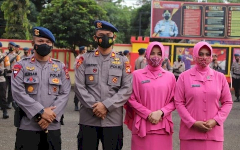 PELEPASAN. Danyon C Pelopor Satbrimob Polda Sulsel Kompol Nur Ichsan (kiri) memimpin pelepasan mantan Wakil Komandan Batalyon Wadanyon C Pelopor Satbrimob Polda Sulsel AKP Andi Muhammad Syafe'i (kedua kiri), Senin (12/7/2021). foto: istimewa