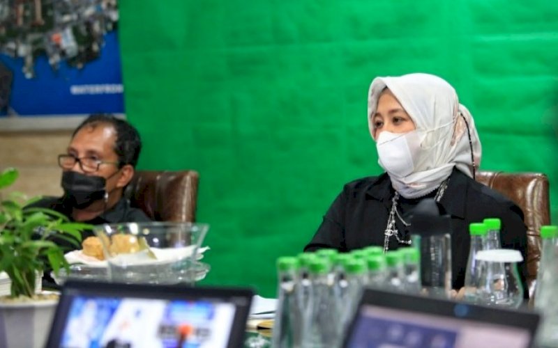 EVALUASI. Wali Kota-Wakil Wali Kota Makassar, Moh Ramdhan Pomanto-Fatmawati Rusdi, memimpin rapat evaluasi kinerja Satgas Detektor Makassar Recover secara Zoom di Kediaman Pribadi Danny Pomanto, Jl Amirullah, Kota Makassar, Senin (12/7/2021). foto: istimewa