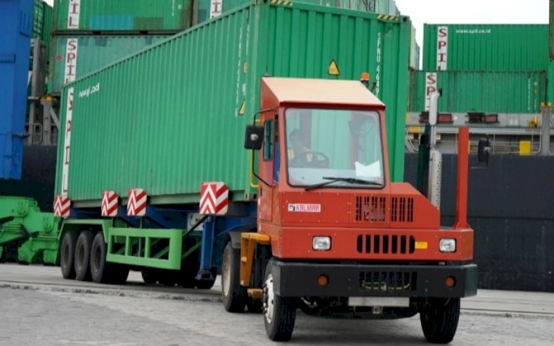 PETI KEMAS. Aktivitas peti kemas di Pelabuhan Makassar. PT Pelindo IV mencatat arus kunjungan kapal naik 7,23 persen. foto: istimewa