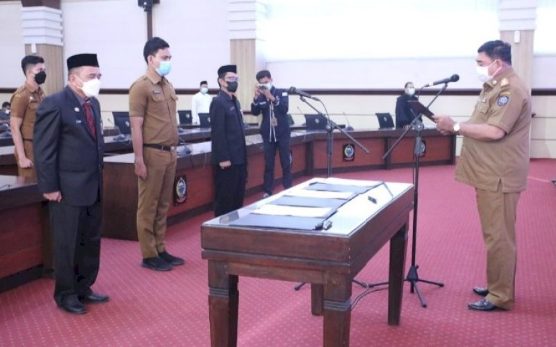 PELANTIKAN. Sekda Provinsi Sulsel, Abdul Hayat Gani, melantik 46 pejabat Eselon III dan IV lingkup Pemprov Sulsel di Ruang Rapat Pimpinan Kantor Gubernur Sulsel, Senin (12/7/2021). foto: istimewa