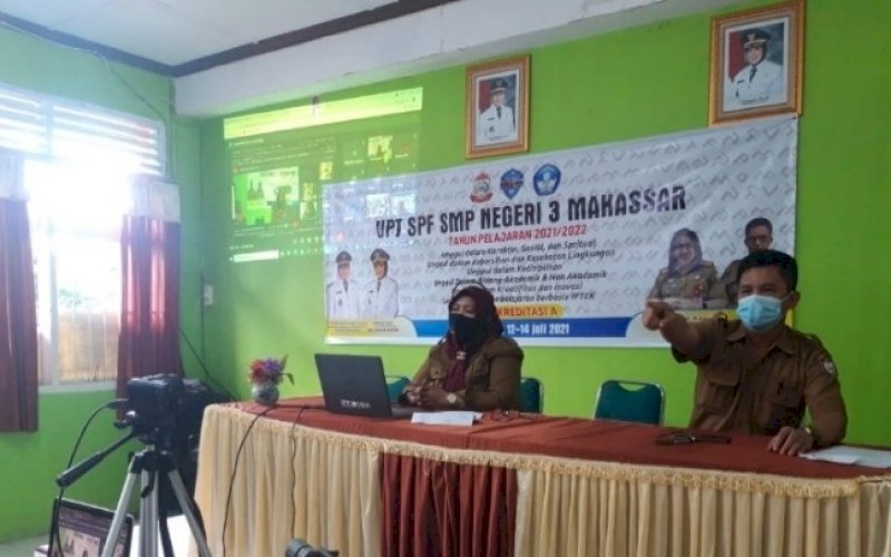 MPLS. Kepala SMPN 3 Makassar, Kaswadi, memimpin MPLS secara virtual, Selasa (13/7/2021). foto: istimewa