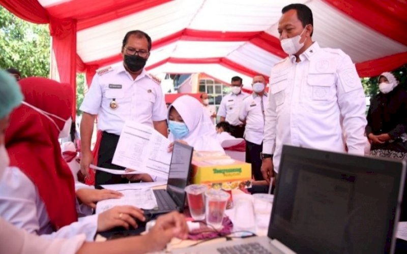 VAKSINASI. Wali Kota Makassar Moh Ramdhan Pomanto bersama Kepala Badan Intelijen Negara Daerah Sulsel Brigjend TNI Dwi Surjadmodjo menghadiri vaksinasi massal bagi pelajar tingkat SMP yang dipusatkan di SMPN Negeri 40, Jl Aroepala, Kelurahan Gunung Sari, Kecamatan Rappocini, Kota Makassar, Rabu (14/7/2021). foto: istimewa