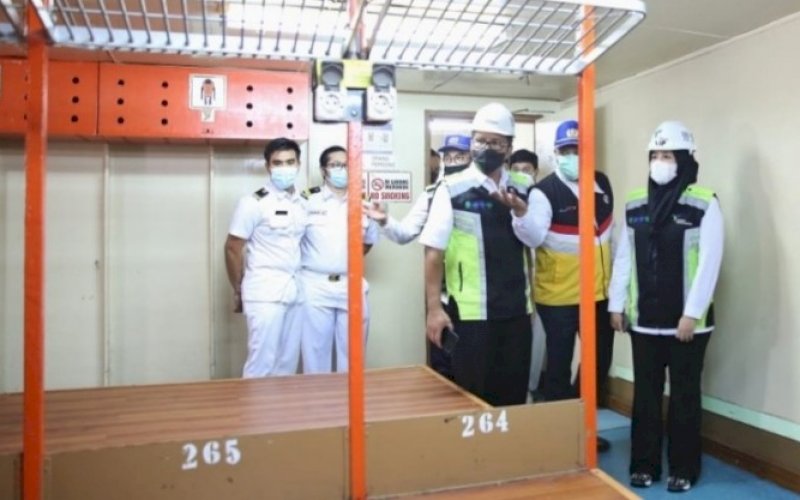 PENINJAUAN. Wali Kota Makassar Moh Ramdhan Pomanto bersama Wakil Wali Kota Makassar Fatmawati Rusdi (Danny-Fatma) meninjau kesiapan kapal penumpang Pelni yang akan digunakan sebagai tempat isolasi apung bagi pasien Covid-19, Rabu (14/7/2021). foto: istimewa