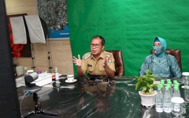 PIMPIN RAKOR. Wali Kota Makassar, Moh Ramdan Pamanto, memimpin Rapat Koordinasi Monitoring dan Evaluasi Makassar Recover bersama Forkopimda, tim Makassar Recover, Master Covid, dan jajaran lingkup Pemkot Makassar secara virtual, Selasa (13/7/2021). foto: istimewa