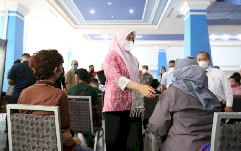 PEMANTAUAN. Wakil Wali Kota Makassar Fatmawati Rusdi didampingi Ketua PHRI Sulsel Anggiat Sinaga memantau jalannya wisata vaksin gratis di Mal Pipo Makassar, Kamis (15/7/2021). foto: istimewa
