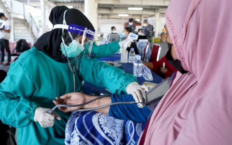 VAKSINASI. PT Pelindo IV (Persero) bekerja sama dengan KKP menggelar vaksinasi gratis kepada keluarga karyawan, vendor, dan asosiasi di Pelabuhan Makassar (INSA dan ALFI/ILFA) di Lantai 1 Terminal Penumpang Anging Mammiri Pelabuhan Makasar, Kamis (15/7/2021). foto: istimewa