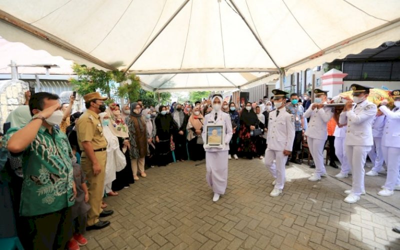 PELEPASAN. Wali Kota Makassar Moh Ramdhan Pomanto melepas jenazah Kasubag Kerja Sama Pemkot Makassar Najiran Syamsuddin untuk dimakamkan di rumah duka di Jl Emmy Saelan, Kota Makassar, Kamis (15/7/2021). foto: istimewa
