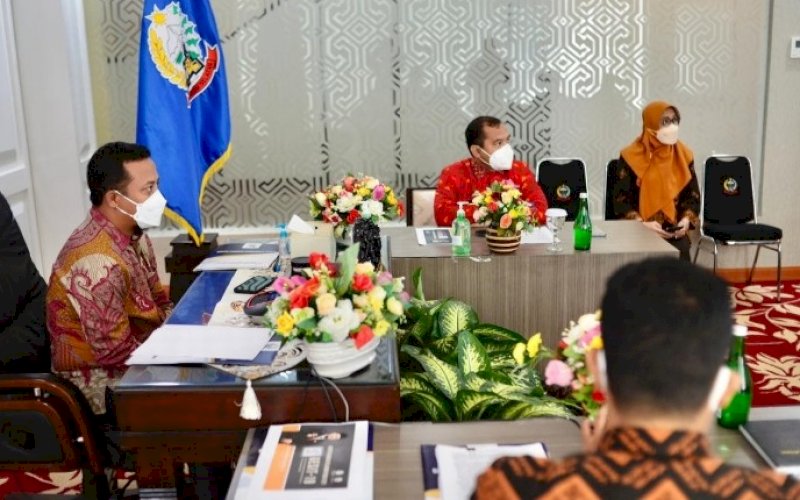 PEMAPARAN. Plt Gubernur Sulsel, Andi Sudirman Sulaiman, secara langsung memberikan pemaparan kepada TPI KIPP 2021 secara virtual di Baruga Lounge, Kantor Gubernur Sulsel, Kamis (15/7/2021). foto: istimewa