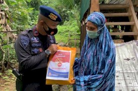 Peduli Masyarakat Terdampak Covid-19, Ini yang Dilakukan Brimob Bone