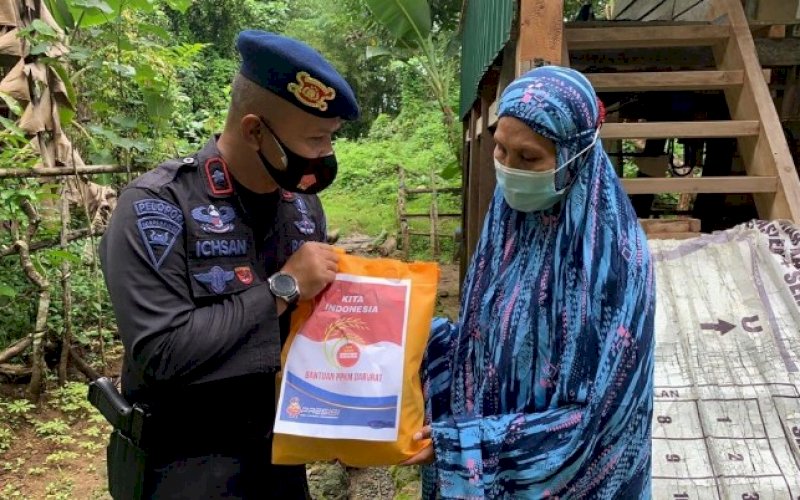 BANTUAN. Danyon C Pelopor Satbrimob Polda Sulsel, Kompol Nur Ichsan, menyerahkan bantuan kepada masyarakat terdampak Covid-19 di Bone, Sabtu (17/7/2021). foto: istimewa