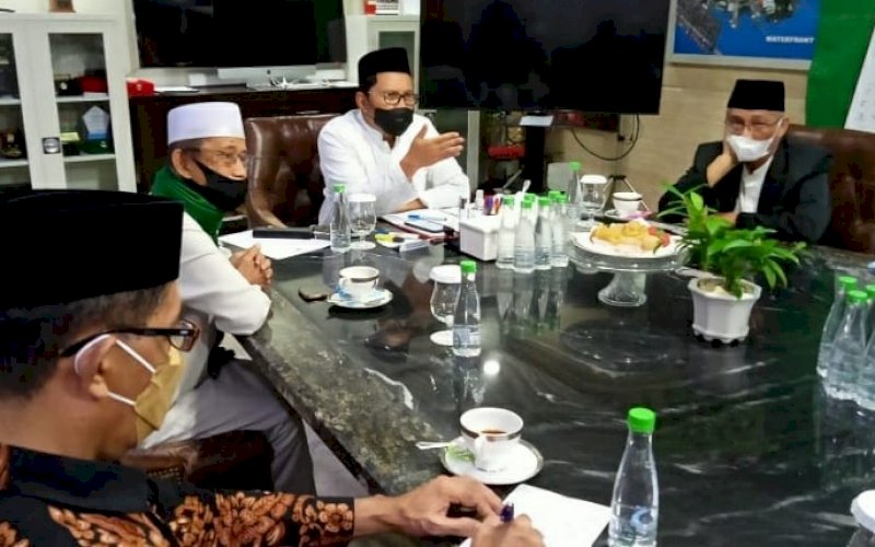 RAPAT. Wali Kota Makassar, Moh Ramdhan Pomanto, bersama ormas Islam rapat membahas pelaksanaan Salat Iduladha, merujuk Surat Edaran Menteri Agama RI, Jumat (17/7/2021). foto: istimewa