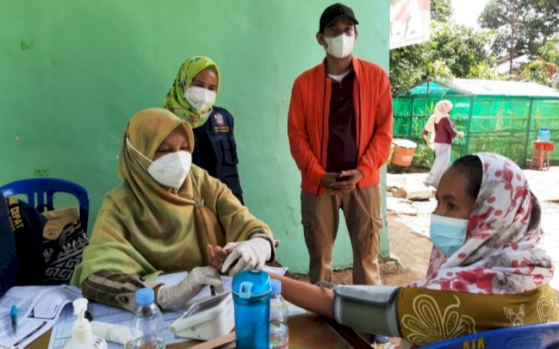 PENINJAUAN. Ketua DPRD Kota Makassar, Rudianto Lallo, meninjau langsung pelaksanaan vaksinasi Covid-19 di Kelurahan Lakkang, Kecamatan Tallo, Kota Makassar, Minggu (18/7/2021). foto: doelbeckz/pluz.id