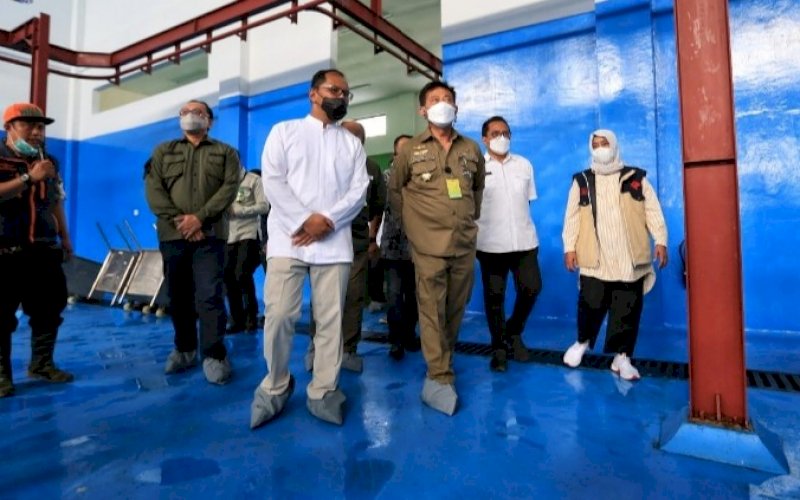 KUNJUNGAN. Menteri Pertanian RI Syahrul Yasin Limpo didampingi Wali Kota Makassar Moh Ramdhan Pomanto saat mengunjungi RPH Rumminansia Manggala, Minggu (18/7/2021). foto: istimewa