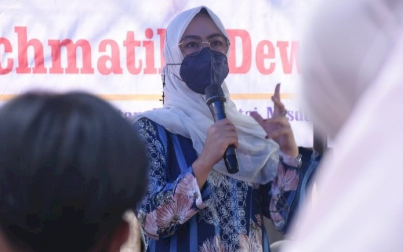 SOSIALISASI. Ketua Komisi B DPRD Provinsi Sulsel, Andi Rachmatika Dewi, menggelar kegiatan sosialisasi nilai-nilai kebangsaan dengan tema Keagamaan di Jl Skarda, Kelurahan Gunung Sari, Kecamatan Rappocini, Kota Makassar, Minggu (18/7/2021). foto: istimewa