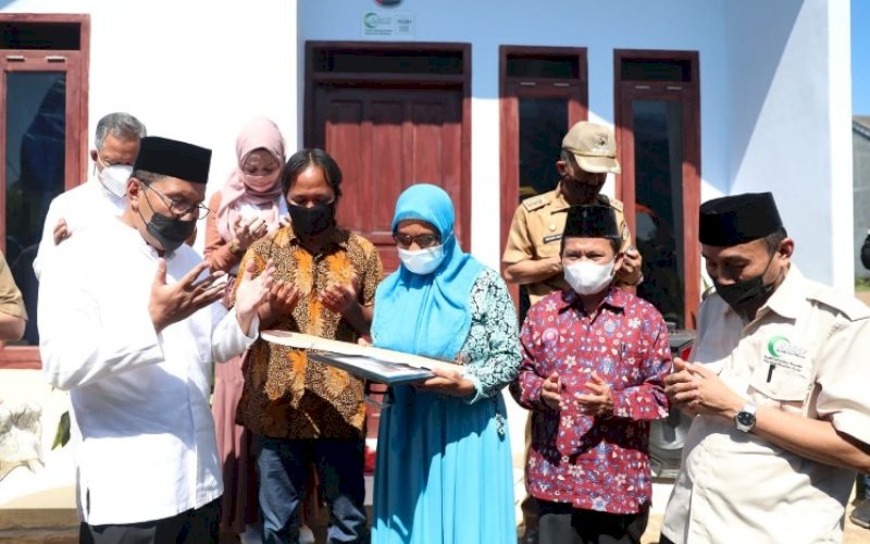 PERSEMIAN. Wali Kota Makassar, Moh Ramdhan Pomanto, meresmikan progran bantuan bedah rumah dari AMCF Sulsel, Senin (19/7/2021). foto: istimewa
