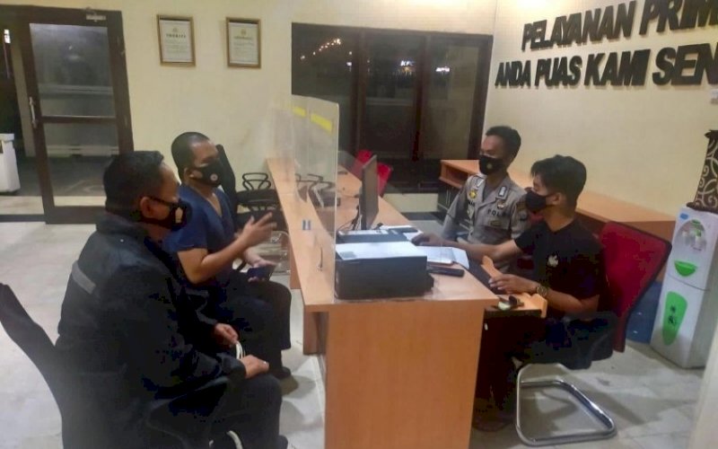 MELAPOR. Komisaris Klinik WMC Makassar, Wachyudi Muchsin, melaporkan dua oknum yang mengaku wartawan media online ke Polda Sulsel terkait dengan dugaan penyebaran berita hoaks berujung pemerasan, Minggu (18/7/2021). foto: istimewa