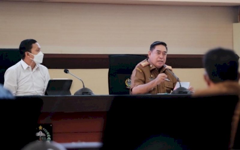 PEMBUKAAN. Sekda Provinsi Sulsel, Abdul Hayat Gani, membuka Rakor Percepatan Perhutanan Sosial Tahun 2021 di Ruang Rapim Kantor Gubernur Sulsel, Senin (19/7/2021). foto: istimewa