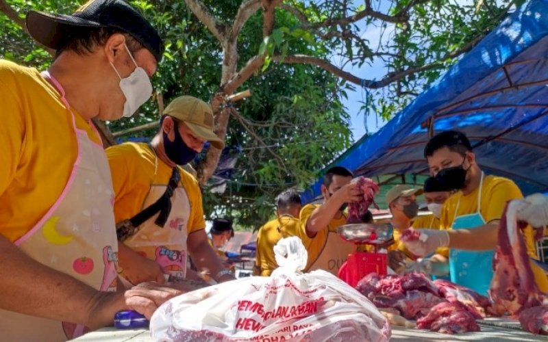 BERBAGI. PT Persero di Hari Raya Iduladha 1442 H melakukan pemotongan hewan kurban sebanyak 55 ekor khusus di wilayah Kota Makassar dan dagingnya dibagikan kepada masyarakat di sekitar wilayah kerja Perseroan, Selasa (20/7/2021). foto: istimewa