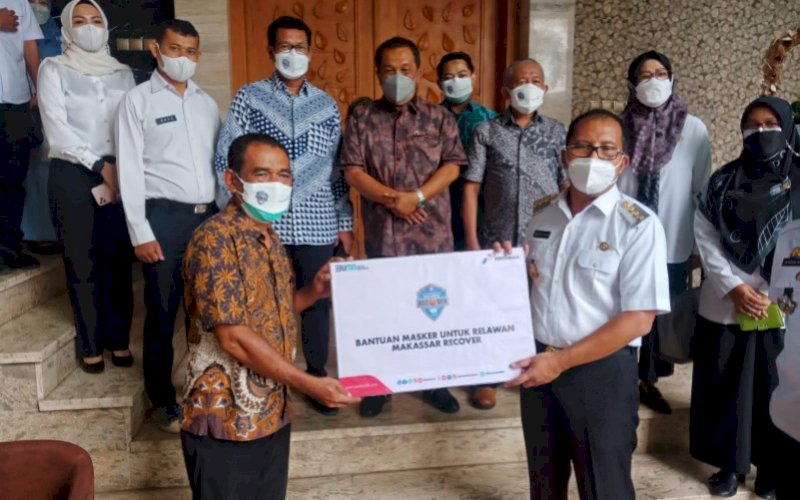 BANTUAN MASKER. Wali Kota Makassar, Moh Ramdhan Pomanto, menerima bantuan tambahan masker untuk relawan Makassar Recover sebanyak 1.000 pcs dari PT Pertamina di Kediaman Pribadinya, Jl Amirullah, Kota Makassar Rabu (21/7/2021). foto: istimewa