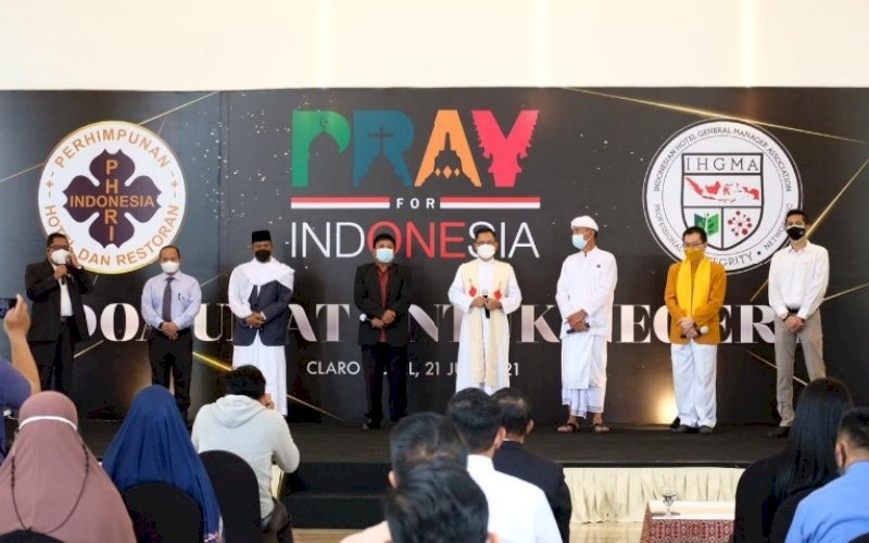 DOA BERSAMA. BPD PHRI Sulsel dan IHGMA Chapter Sulsel menggelar&nbsp;doa bersama&nbsp;lintas agama agar Indonesia bisa melewati kondisi saat ini, utamanya makin tingginya kasus Covid-19 di Indonesia di Hotel Claro Makassar, Rabu (21/7/2021). foto: istimewa