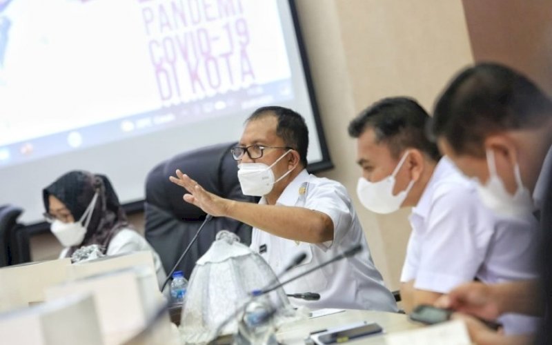 PIMPIN RAPAT. Wali Kota Makassar, Moh Ramdhan Pomanto, memimpin rapat koordinasi Makassar Recover dan Isolasi Apung Terpadu yang diadakan di Ruang Sipakatau Kantor Balai Kota Makassar, Rabu (21/7/2021). foto: istimewa