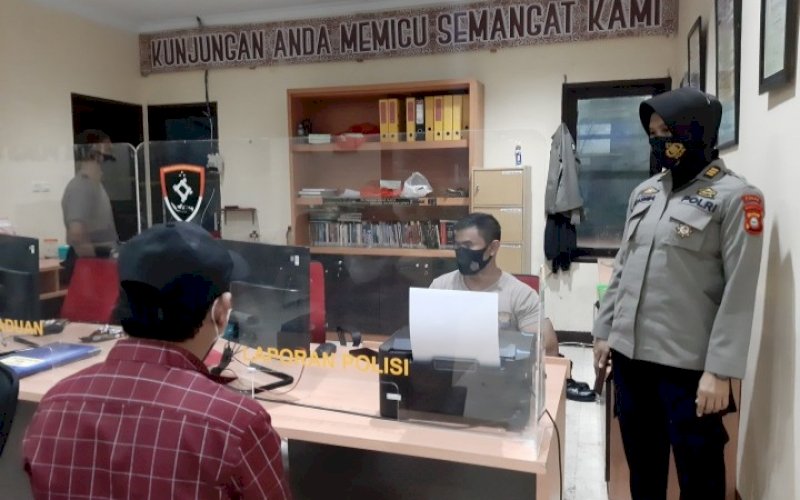 MELAPOR. Rizal Hamid saat melaporkan dugaan penganiayaan yang dialami di SPKT Polda Sulsel, Rabu (21/7/2021) malam. foto: istimewa