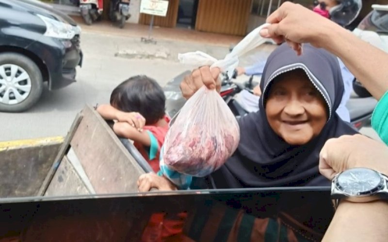 BERBAGI. DPW IV INAMPA di Hari Raya Iduladha 1442 H melakukan pemotongan hewan kurban dan membagikan dagingnya kepada warga di sejumlah lokasi. foto: istimewa