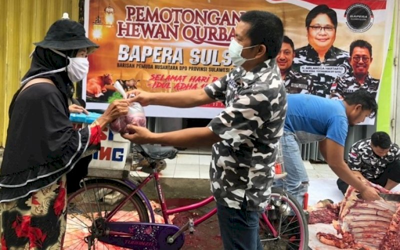 BERBAGI. DPD Bapera Sulsel membagikan daging kurban ke masyarakat di Sekretariat Bapera Sulsel, Jl AP Pettarani, Kota Makassar, Kamis (22/7/2021). foto: istimewa