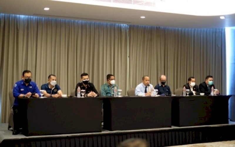 KONFERENSI PERS. Ketua PHRI Provinsi Sulsel, Anggiat Sinaga (tengah), saat menggelar konferensi pers bersama IHGMA Chapter Sulsel di Hotel Melia Makassar, Kamis (22/7/2021). foto: istimewa