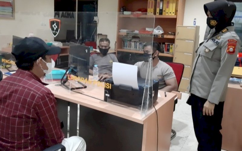 MELAPOR. Rizal Hamid saat melaporkan dugaan penganiayaan yang dialami di SPKT Polda Sulsel, Rabu (21/7/2021) malam. foto: istimewa