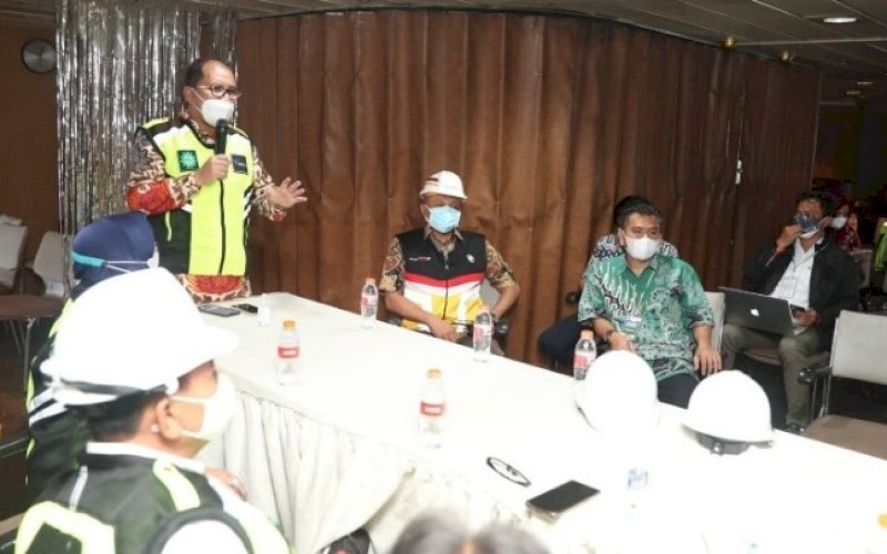 RAPAT PERSIAPAN. Wali Kota Makassar, Moh Ramdhan Pomanto, memimpin rapat persiapan peluncuran isolasi apung&nbsp;bersama stakeholder terkait di Pelabuhan Petikemas Makassar, Kamis (22/7/2021). foto: istimewa