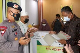 Brimob Bone Serahkan Zakat Profesi ke Baznas