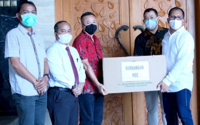 BERI SUMBANGAN. Dewan Penasehat MCC Pieter Witono didampingi Humas MCC Anggiat Sinaga, dan anggota MCC Rusdi serta Deddi menyerahkan sumbangan Vitamin C kepada Wali Kota Makassar Moh Ramdhan Pomanto, Jumat (23/7/2021). foto: istimewa