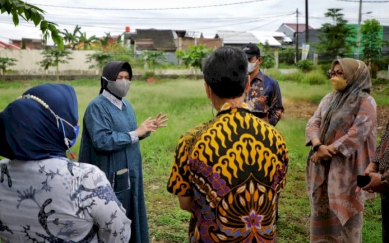 PENINJAUAN. Bunda PAUD Kota Makassar, Indira Jusuf Ismail, melakukan peninjauan lokasi rencana pembangunan sekolah PAUD/TK berstandar internasional di lima kecamatan sekaligus, Kamis (22/7/2021). foto: istimewa