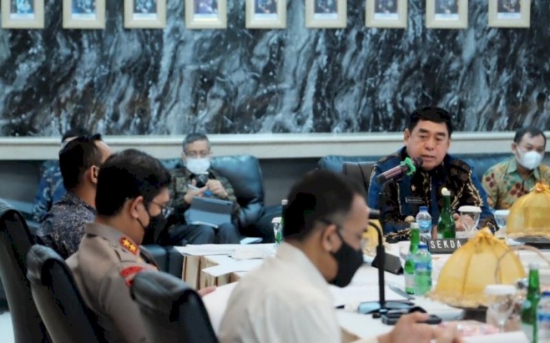 RAKOR. Sekda Provinsi Sulsel, Abdul Hayat Gani (kanan), hadir di Rakor KPCPEN serta penyaluran Bantuan Sosial (Bansos) di Mapolda Sulsel, Jumat (23/7/2021). foto: istimewa