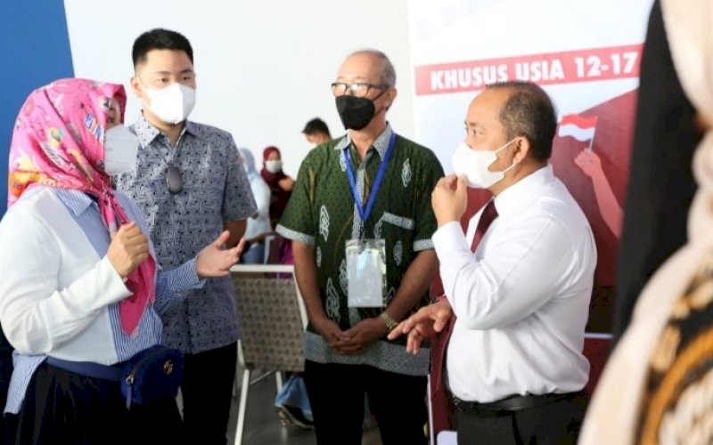 BERBINCANG. Wakil Wali Kota Makassar Fatmawati Rusdi berbicang dengan Ketua PHRI Sulsel Anggiat Sinaga saat menghadiri dalam acara vaksinasi massal khusus anak usia 12-17 tahun di Mal Pipo Makassar, Jumat (23/7/2021). foto: istimewa