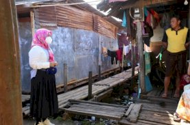 Wawali Makassar Bagikan Sembako dan Ingatkan Warga Taat Protokol Kesehatan