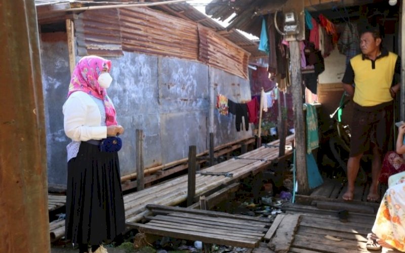 MENYAPA. Wakil Wali Kota Makassar, Fatmawati Rusdi, menemu warga membagikan paket sembako dan mengimbau ketaatan menerapkan protokol kesehatan, Jumat (23/7/2021). foto: istimewa