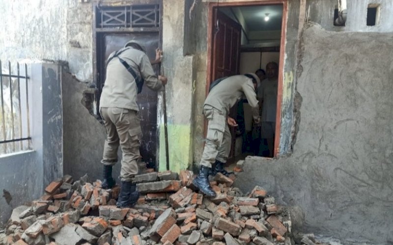 TERBUKA. Akses masuk ke Rumah Tahfidz Qur'an Nurul Jihad akhirnya terbuka usai dibongkar petugas Satpol PP, Sabtu (24/7/2021). foto: istimewa