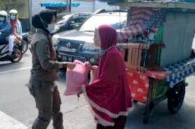Satpol PP Pemkot Makassar Bagikan Sembako kepada PKL