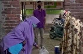 Gelora Makassar Bagikan Olahan Daging Kurban ke Warga yang Sedang Isoman