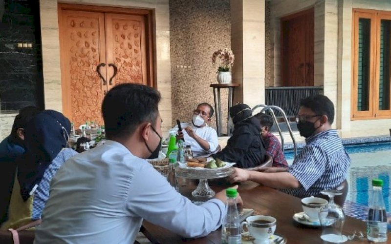 KOORDINASI. Tim Dokter Makassar Recover DR Dr Muji Iswanty SH MH SpKK MKes saat menemui Wali Kota Makassar Moh Ramdhan Pomanto di kediaman pribadinya, Jl Amirullah, Kota Makassar, Minggu (25/7/2021). foto: istimewa