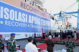 Danny Pomanto Lantik Pejabatnya di Dermaga Pelabuhan Berlatar Belakang Kapal Isolasi Apung
