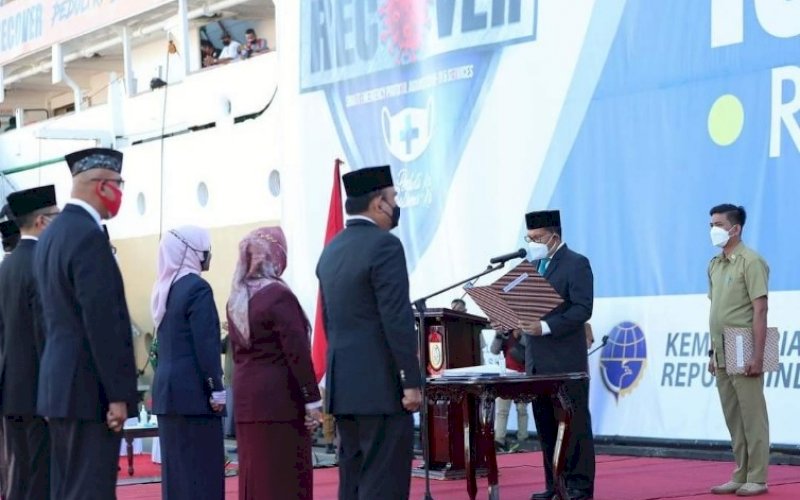 PELANTIKAN. Suasana saat Wali Kota Makassar, Moh Ramdhan Pomanto, melantik dan mengambil sumpah 16 pejabat eselon ll di lingkup Pemkot Makassar di Dermaga Pelabuhan Soekarno Hatta Makassar, Senin (26/7/2021). foto: istimewa