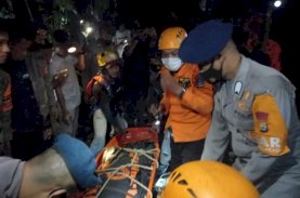 Truk Terjun ke Jurang, Begini Perjuangan Tim SAR Brimob Bone Evakuasi Korban