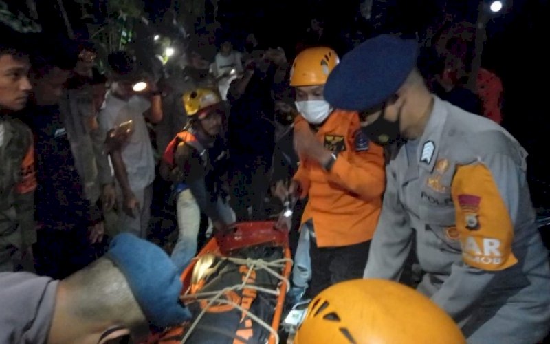 EVAKUASI. Suasana evaluasi korban truk roda enam yang mengalami kecelakaan di Sungai Salo Merungnge, Desa Ureng, Kecamatan Palakka, Kabupaten Bone, Provinsi Sulsel, Senin (26/7/2021) malam. foto: istimewa