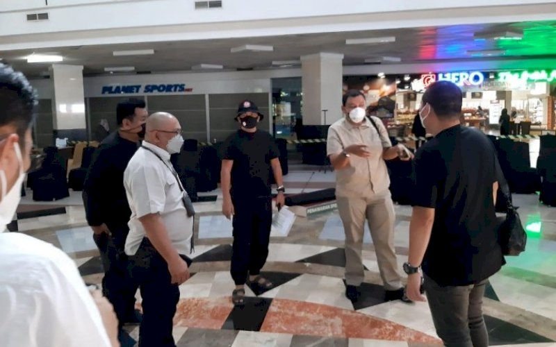 PENINJAUAN. Perwakilan Kalla Group Agusta Palapa Gobel bersama tim IDI Kota Makassar dr Johanes Petrus, dr Wachyudi Muchsin, dr Ali Marikar, dan dr Iriawan meninjau persiapan pelaksanaan program 10.000 vaksinasi bagi masyarakat kota Makassar di MaRI Makassar, Selasa (27/7/2021). foto: istimewa