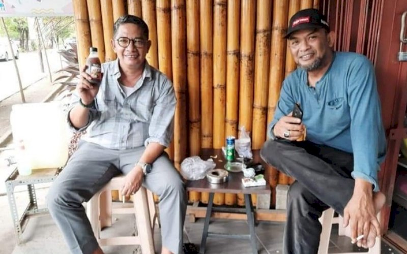 TRADSAR. Konsumen Tradsar Sari Buah Mengkudu Dr Mustawa Nur SH MH (kiri) bersama Produsen Tradsar Sari Buah Mengkudu Djusman AR. foto: istimewa